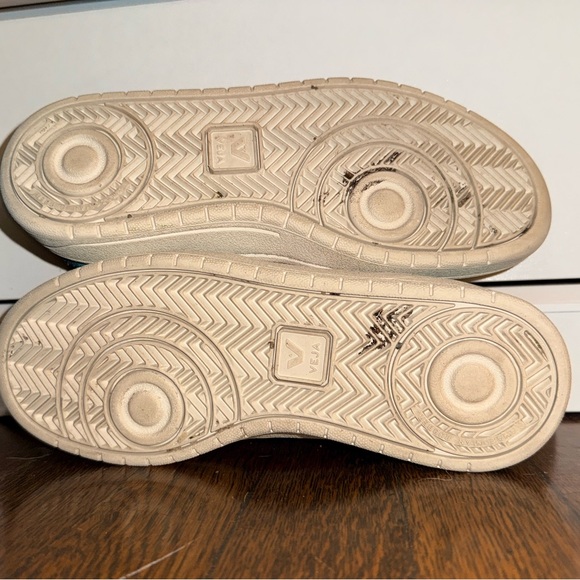 Veja Women's Green and Pink Sneakers - Picture 12 of 13